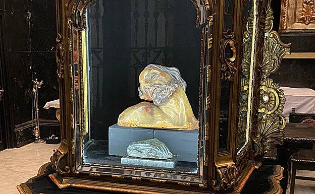 El busto, en una hornacina en la capilla de la Congregación.