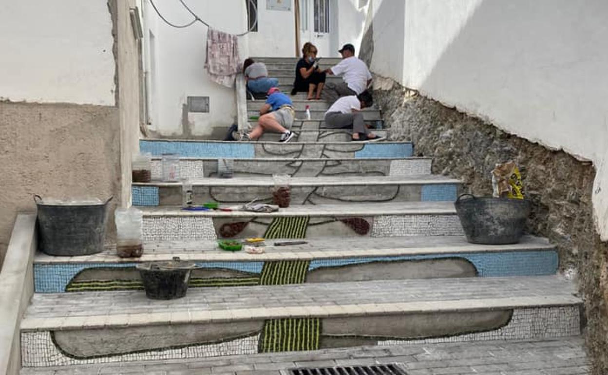 Elaboración del mosaico en la escalera de la calle Rinconada del Castillo.