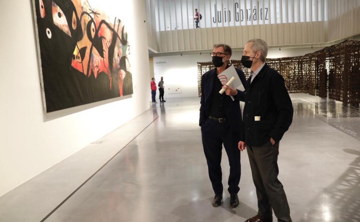 Serge Lasvignes y Bernard Blistene, este martes en las salas del Pompidou de Málaga. 