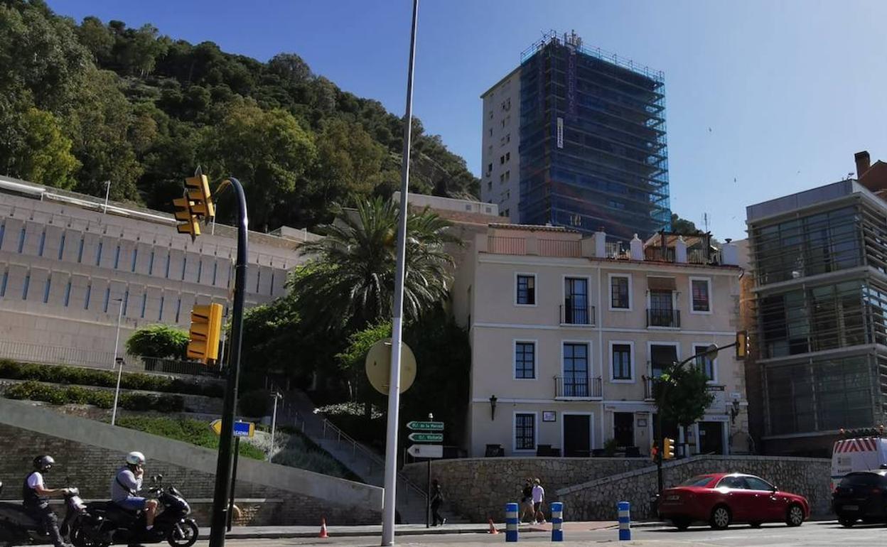 El edificio se encuentra ya cubierto por un andamio. 