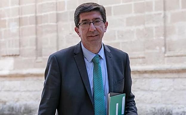 La Junta explica que Andalucía entra en «meseta descendente» y avisa que el Covid no desaparecerá por la vacuna
