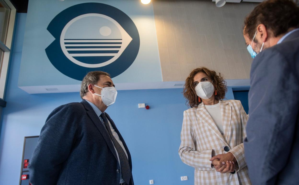 Teófilo Ruiz y María Jesús Montero, este mediodía, en la entrada del Centro Oceanográfico.