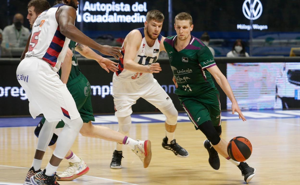 Giedraitis persigue a Waczynski en el encuentro entre el Unicaja y el Baskonia. 