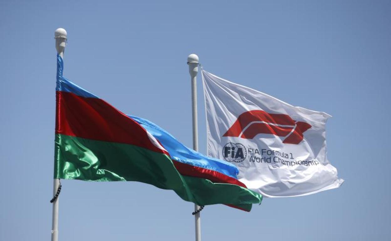 Bandera de Azerbaiyán y de F1. 