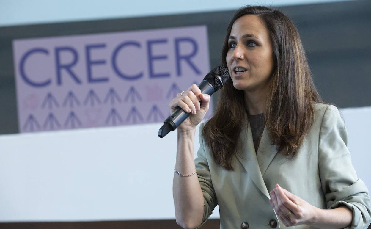 La ministra de Derechos Sociales, Ione Belarra, durante un acto este jueves en Avilés (Asturias).