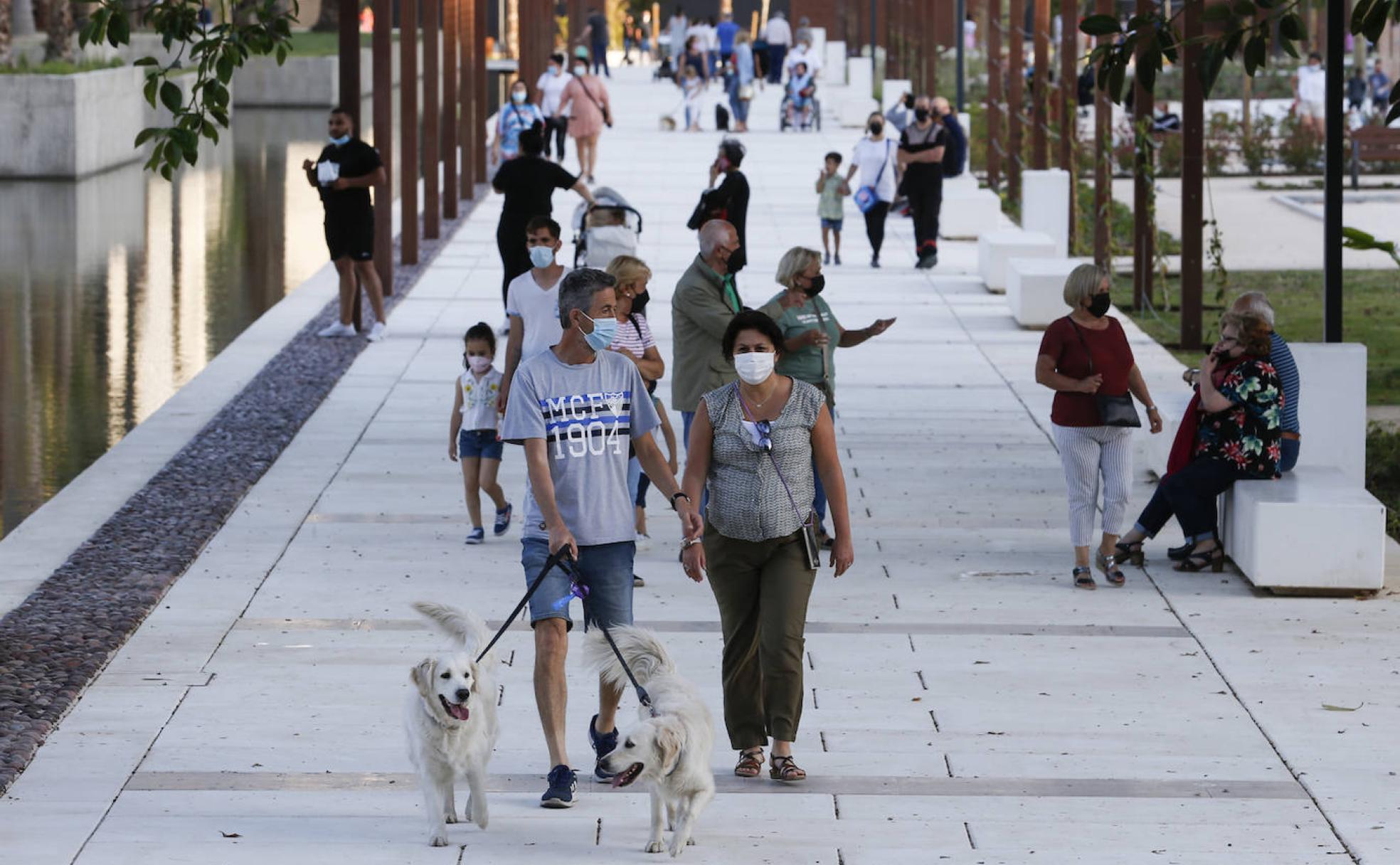 Muchos vecinos aprovechan la zona para dar un paseo con sus mascotas.