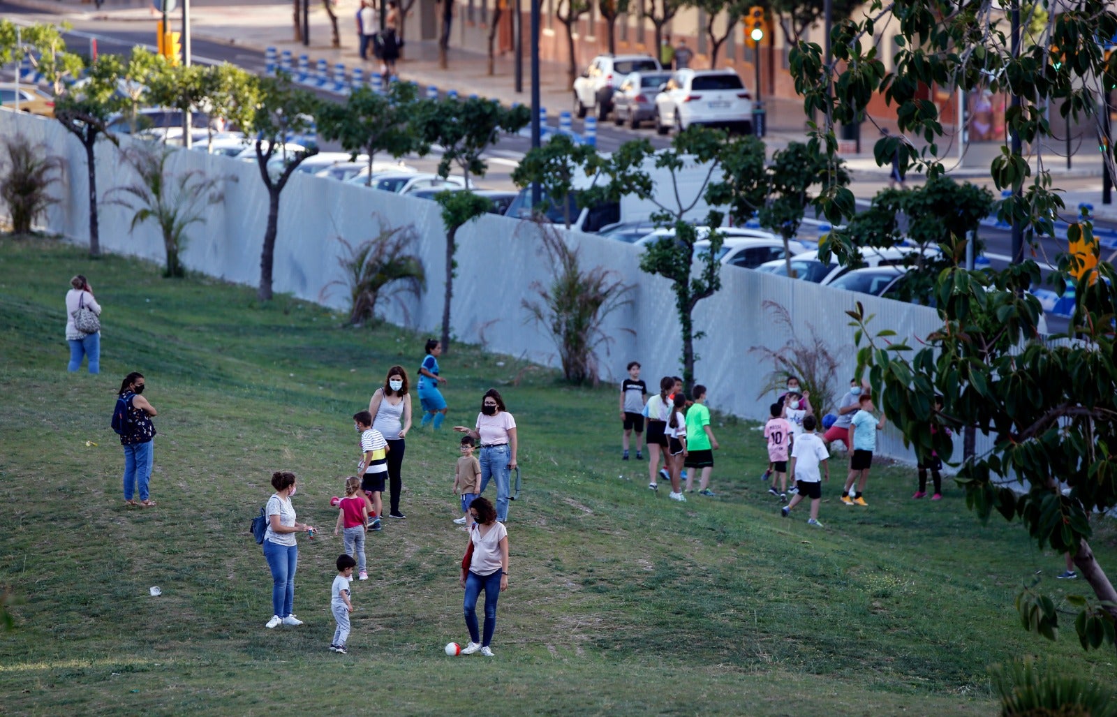 Cientos de vecinos se dan cita a diario en la nueva zona verde.