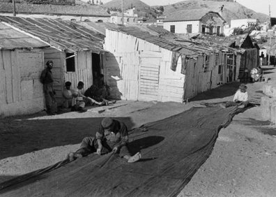 Imagen secundaria 1 - Arriba, reproducción del reportaje de SUR, publicado el 26 de octubre de 1947. Abajo, trabajo de los marengos con las redes en las chabolas de La Malagueta. Al lado, detalle del hundimiento del Gneisenau