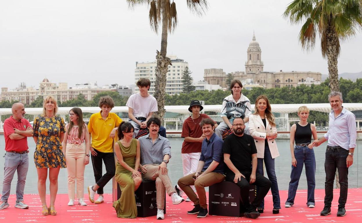 El equipo de la nueva serie de Movistar +, 'Paraíso', posa en el Muelle Uno. 