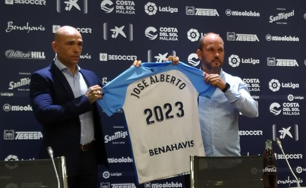 El director deportivo del Málaga, Manolo Gaspar, y el nuevo entrenador, José Alberto López, en la sala de prensa de La Rosaleda.