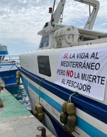 Imagen secundaria 2 - Arriba, flota amarrada en el puerto pesquero de la capital y abajo, dos momentos de las protestas en Caleta de Vélez. 