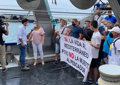 Imagen secundaria 1 - Arriba, flota amarrada en el puerto pesquero de la capital y abajo, dos momentos de las protestas en Caleta de Vélez. 