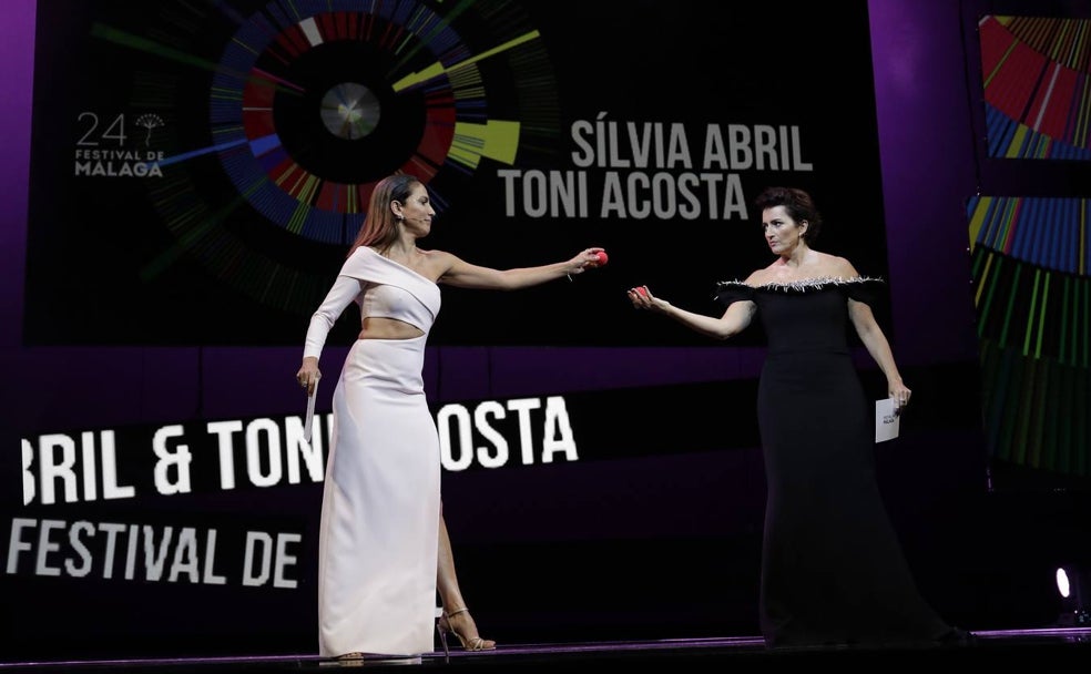 Toni Acosta y Silvia Abril, una pareja feliz para presentar la ceremonia inaugural del certamen. 