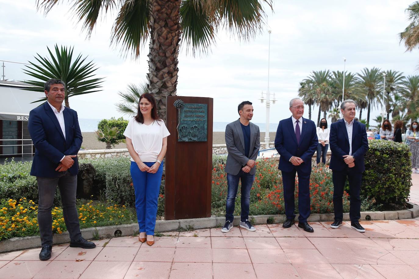 Alejandro Amenábar descubre el monolito que le reconoce como Premio Málaga Diario SUR de la vigésimo cuarta edición del Festival de Málaga.