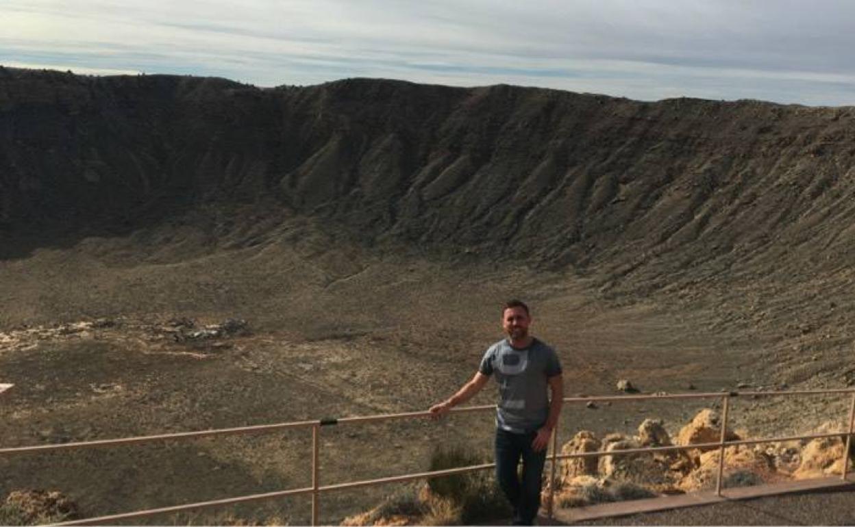 Javier Cáceres, licenciado en Física por la Universidad de Granada, en su visita al Meteor Crater de Arizona. 
