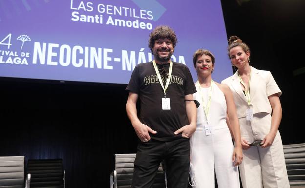 El director Santi Amodeo, con el reparto de su nueva producción, 'Las gentiles'.