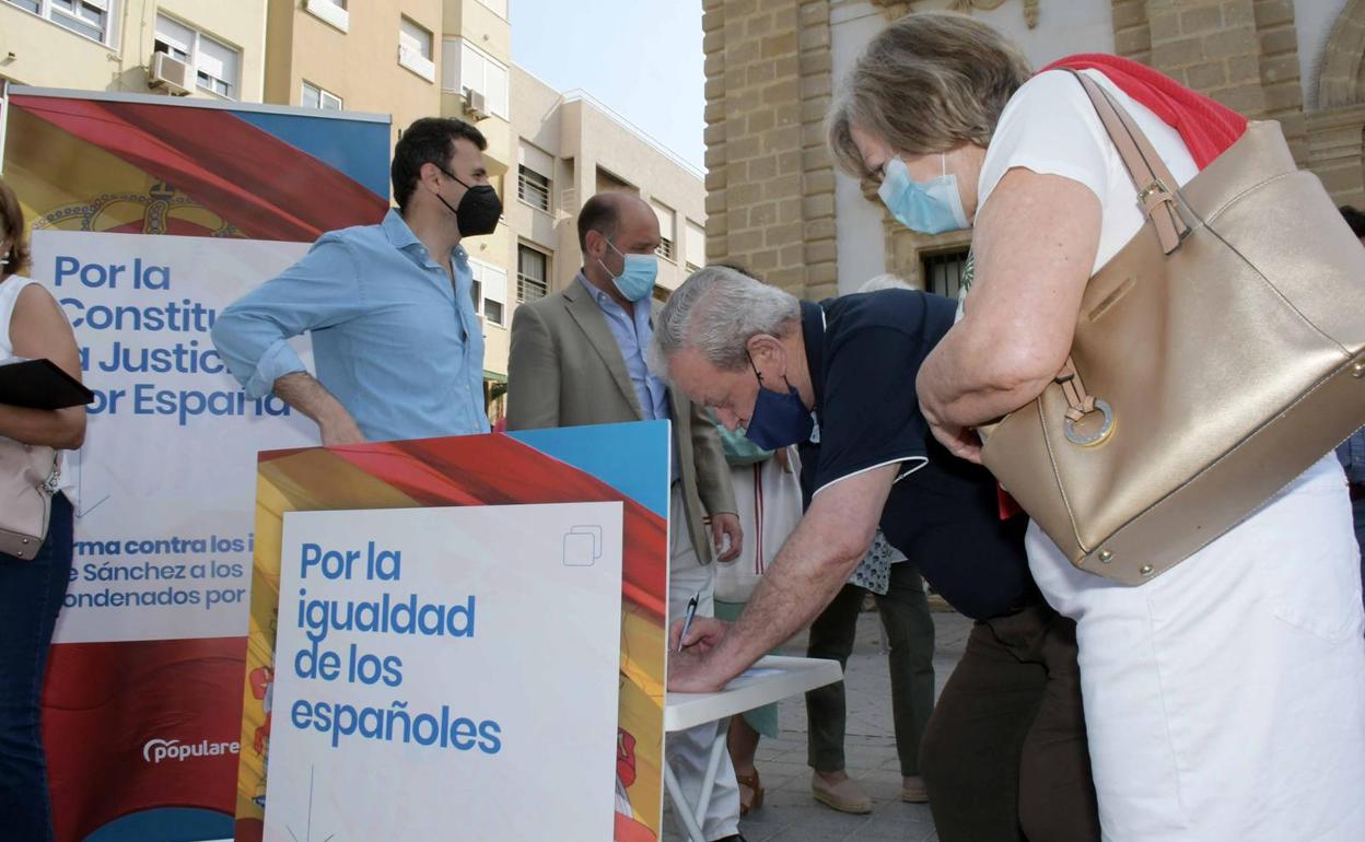 El PP-A inicia una campaña de recogida de firmas contra los indultos a los independentistas catalanes