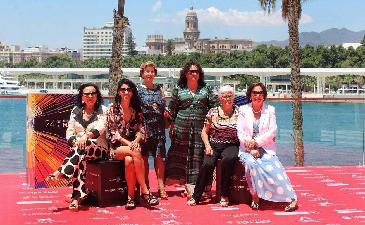 Ainhoa Rodríguez, con algunas de las mujeres de 'Destello bravío'. 