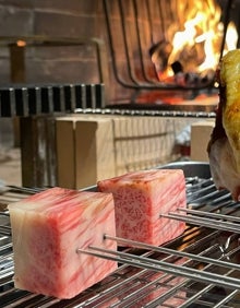 Imagen secundaria 2 - Arriba, interior de Smoked Room. Abajo, algunas de las propuestas de esta cocina basada en el humo y la brasa.