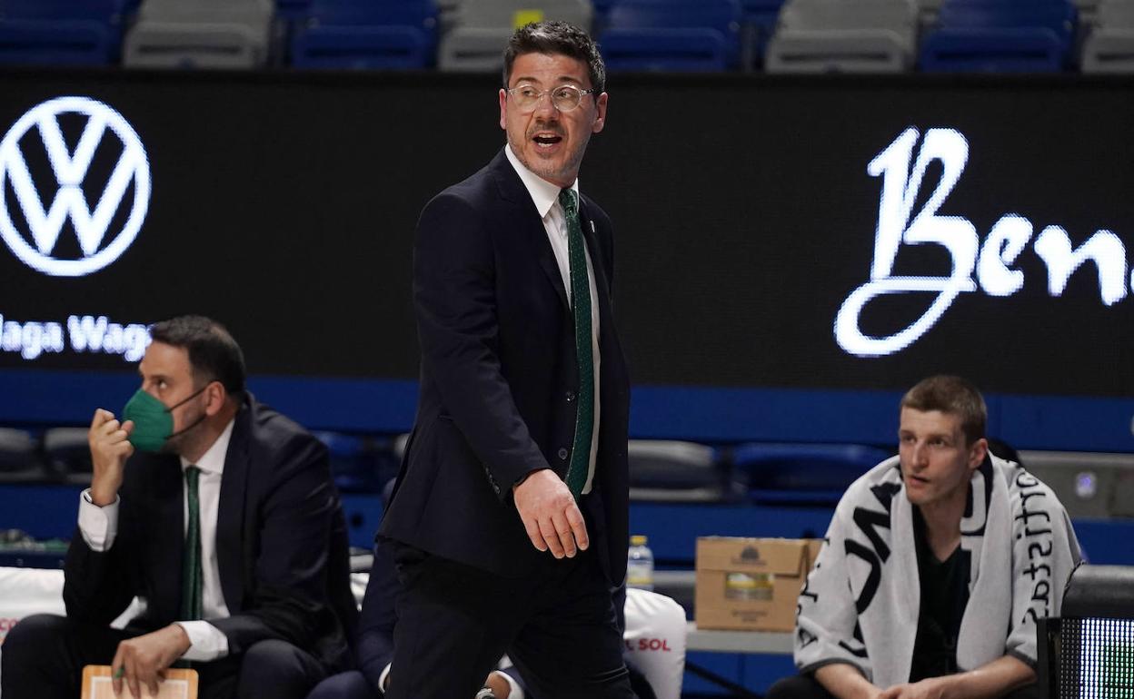 Fotis Katsikaris, en la zona técnica en un partido de final de temporada del Unicaja. 