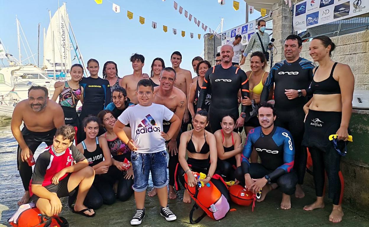 Carlos, en el centro de la imagen, junto al pequeño Alexis y varios miembros del Club Natación de Estepona. 