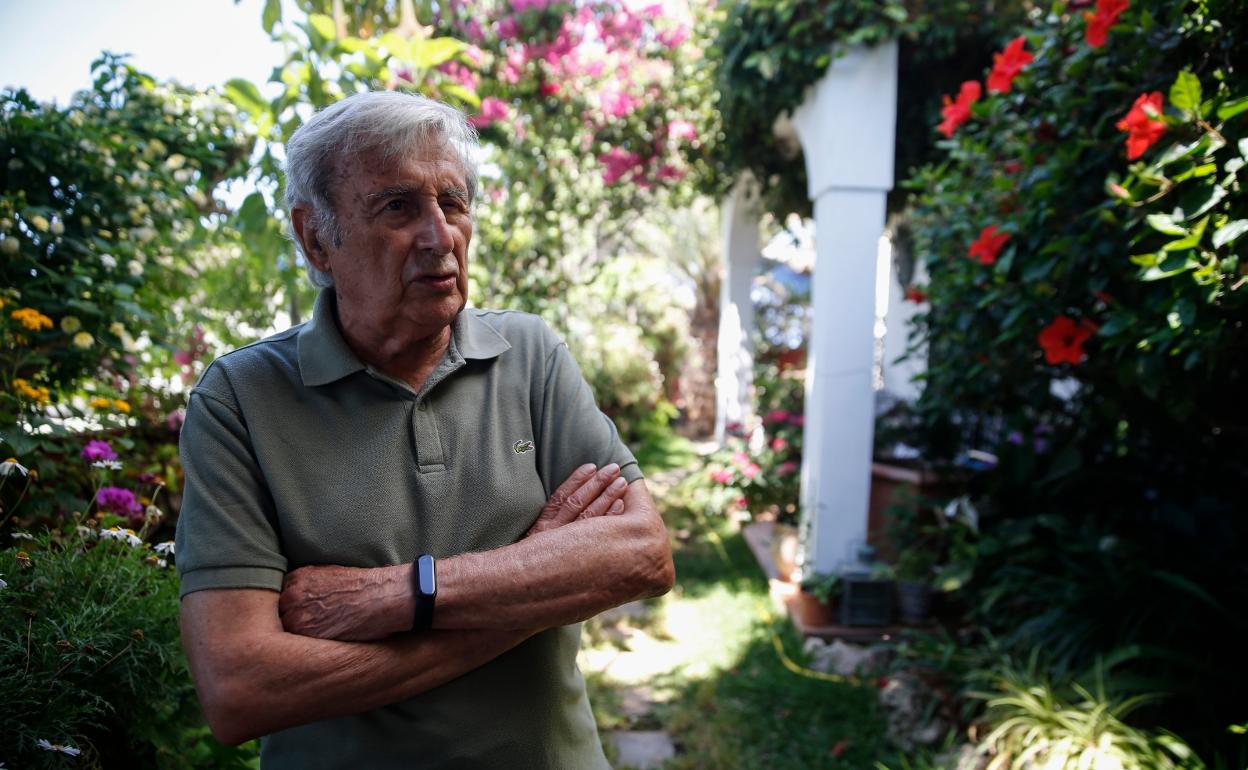 Sanjuán, en el jardín de su vivienda en Torre de Benagalbón, antes de la entrevista.