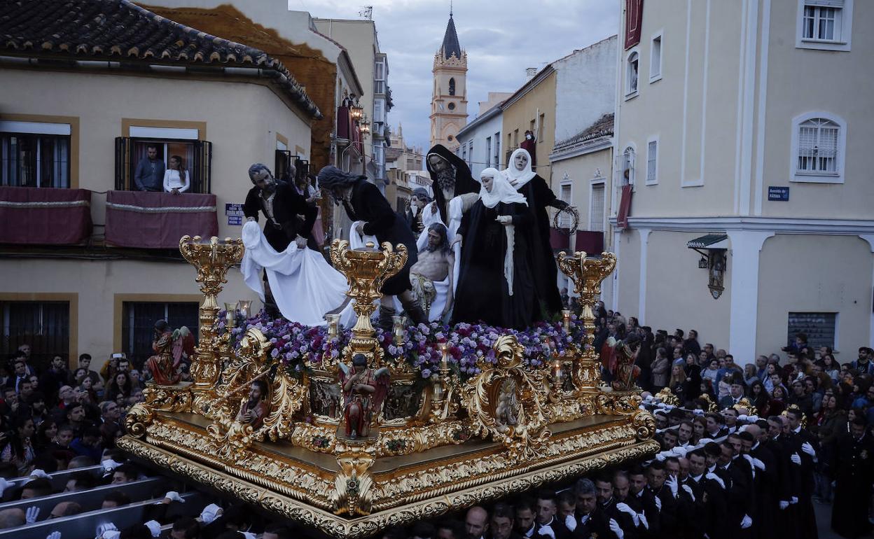 El grupo escultórico del Santo Traslado en la procesión del Viernes Santo de 2019.