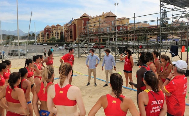 La selección femenina de balonmano playa. 