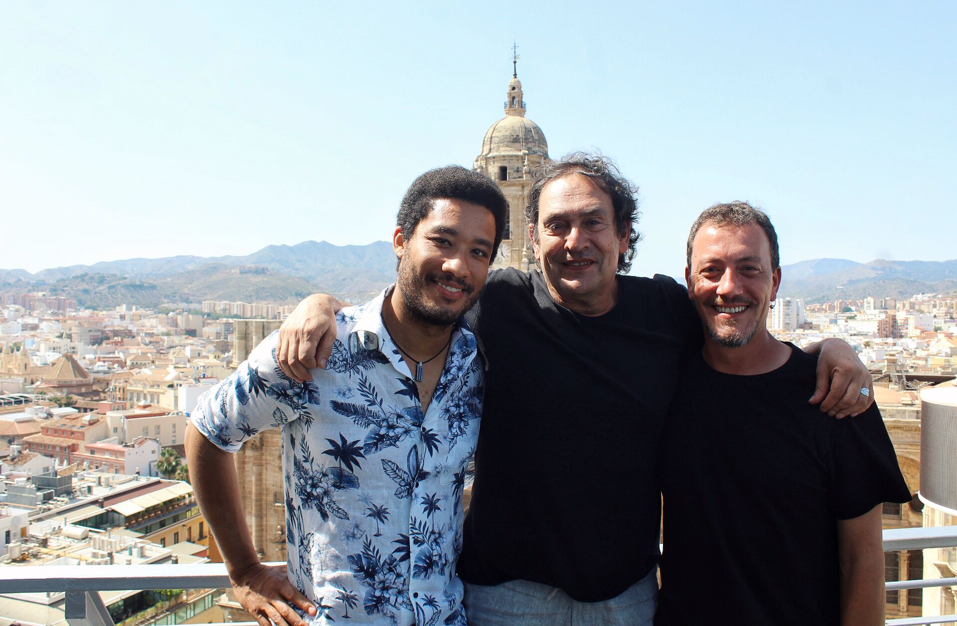 Agustí Villaronga (centro), junto a Óscar Kapoya y Roger Casamajor, actores de ‘El ventre del mar’