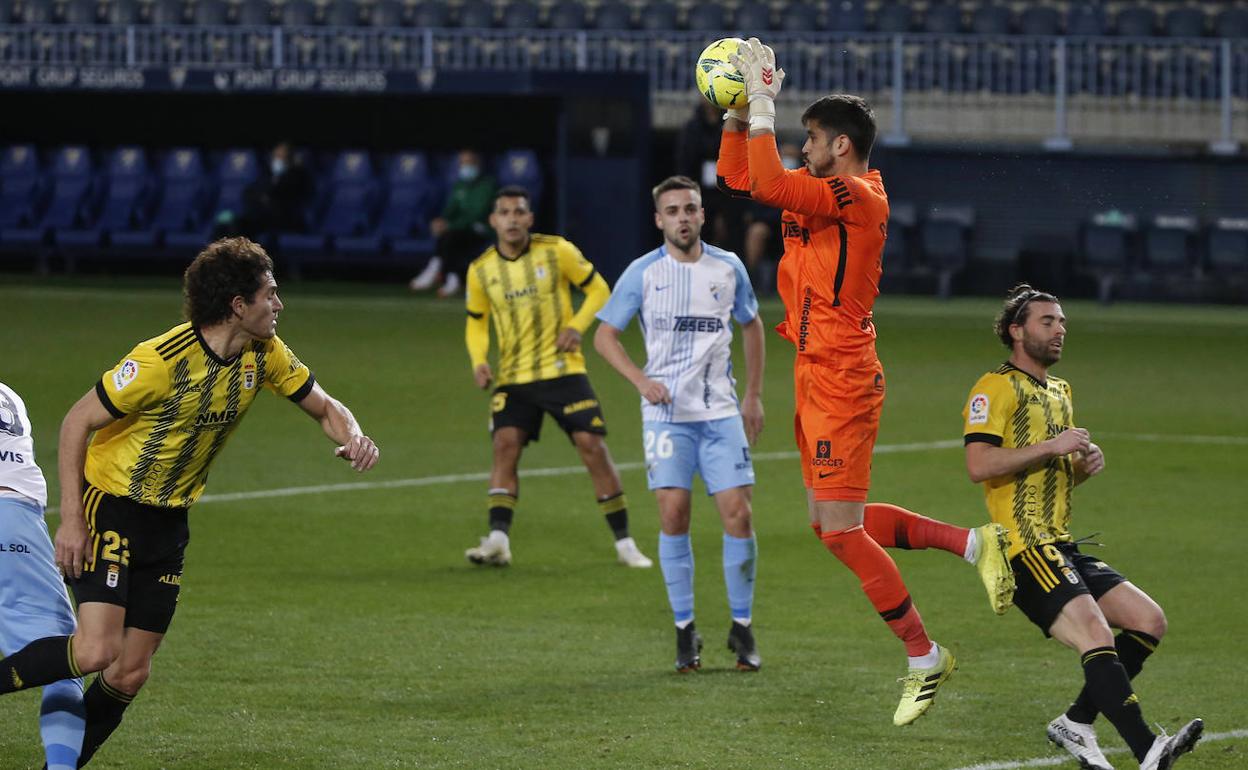 Dani Barrio sale con autoridad durante el encuentro de Liga en La Rosaleda frente al Oviedo. 