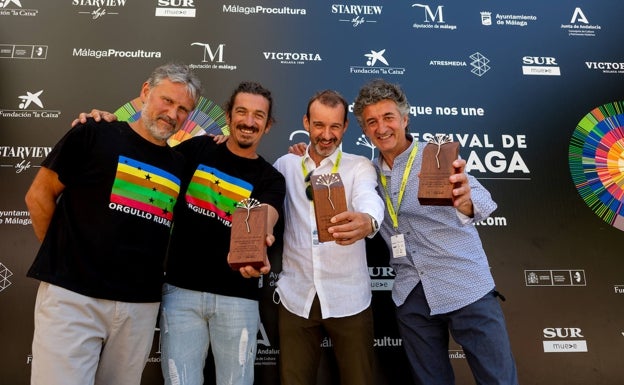 Los premiados en la cuarta edición de los reconocimientos de Cinema Cocina posan juntos con sus Biznagas de Plata. 