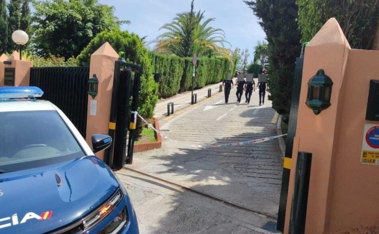 Agentes de la Policía Nacional, en la urbanización donde ocurrieron los hechos. 