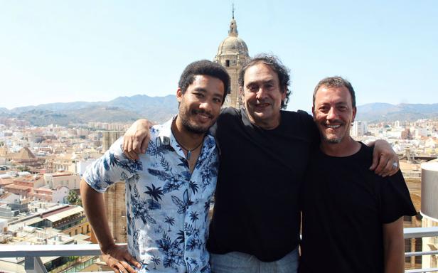 Agustí Villaronga (centro), junto a Óscar Kapoya y Roger Casamajor, actores de 'El ventre del mar'