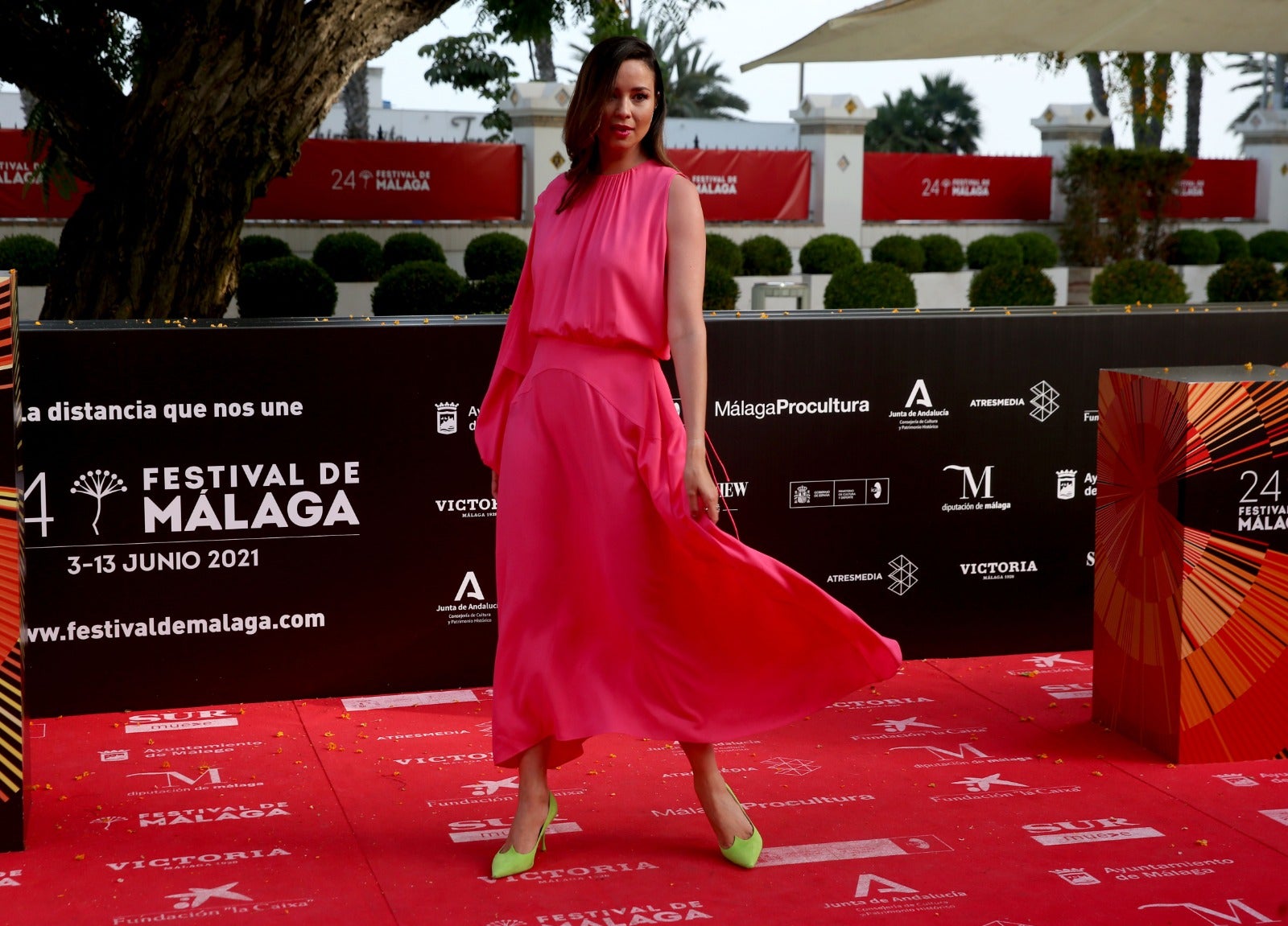 El rosa fue uno de los colores de la noche. Dafne Fernández fue de las que apostó por él con un vestido asimétrico vaporoso de Stella McCartney. Arriesgó con una combinación cromática explosiva recurriendo a unos zapatos flúor de Roger Vivier. No pasó desapercibida.