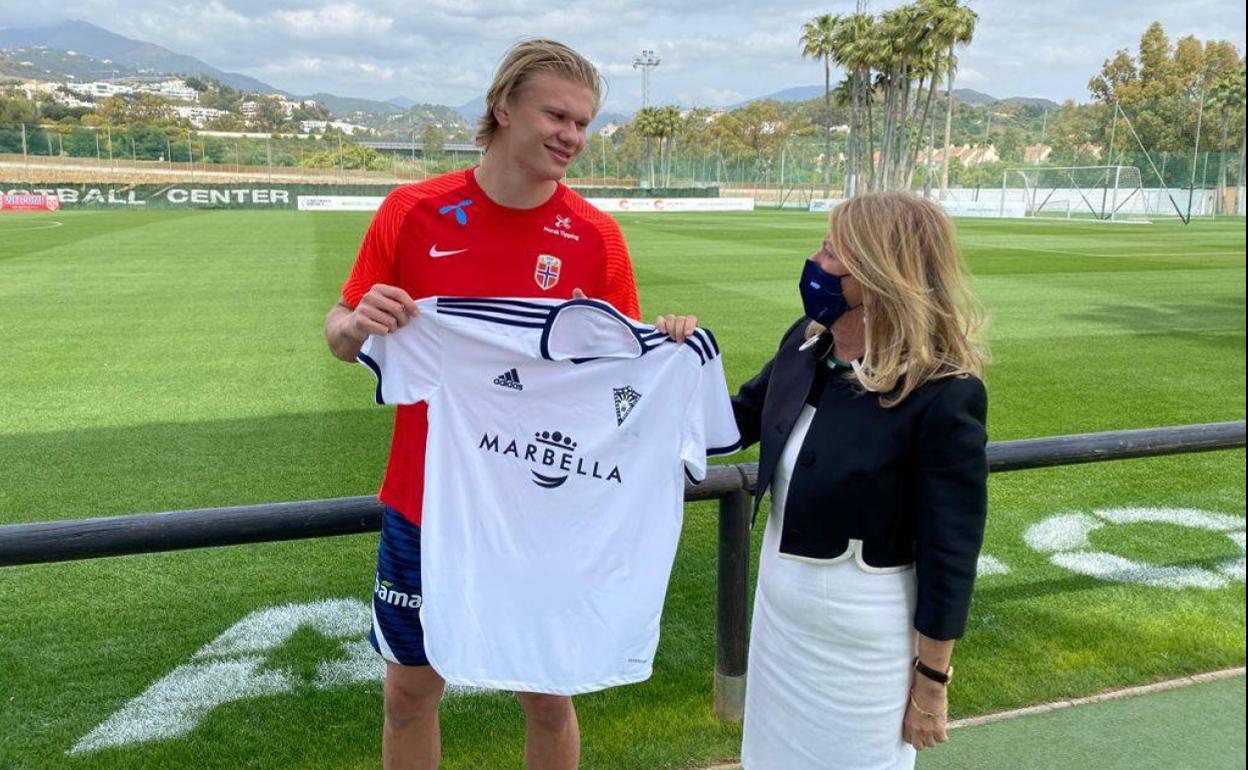 La alcaldesa y el noruego Erling Haaland, durante una concenctración de su selección en la ciudad. 