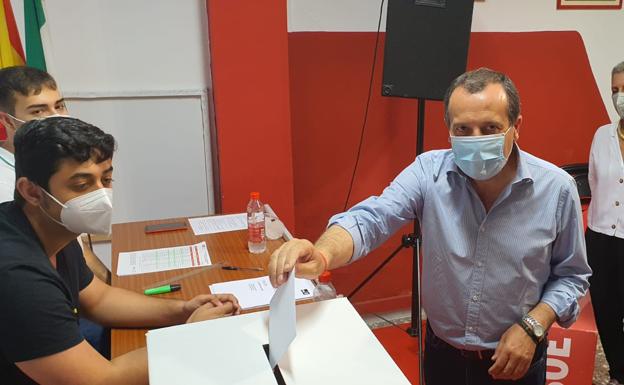 Ruiz Espejo votando en la agrupación de Antequera.