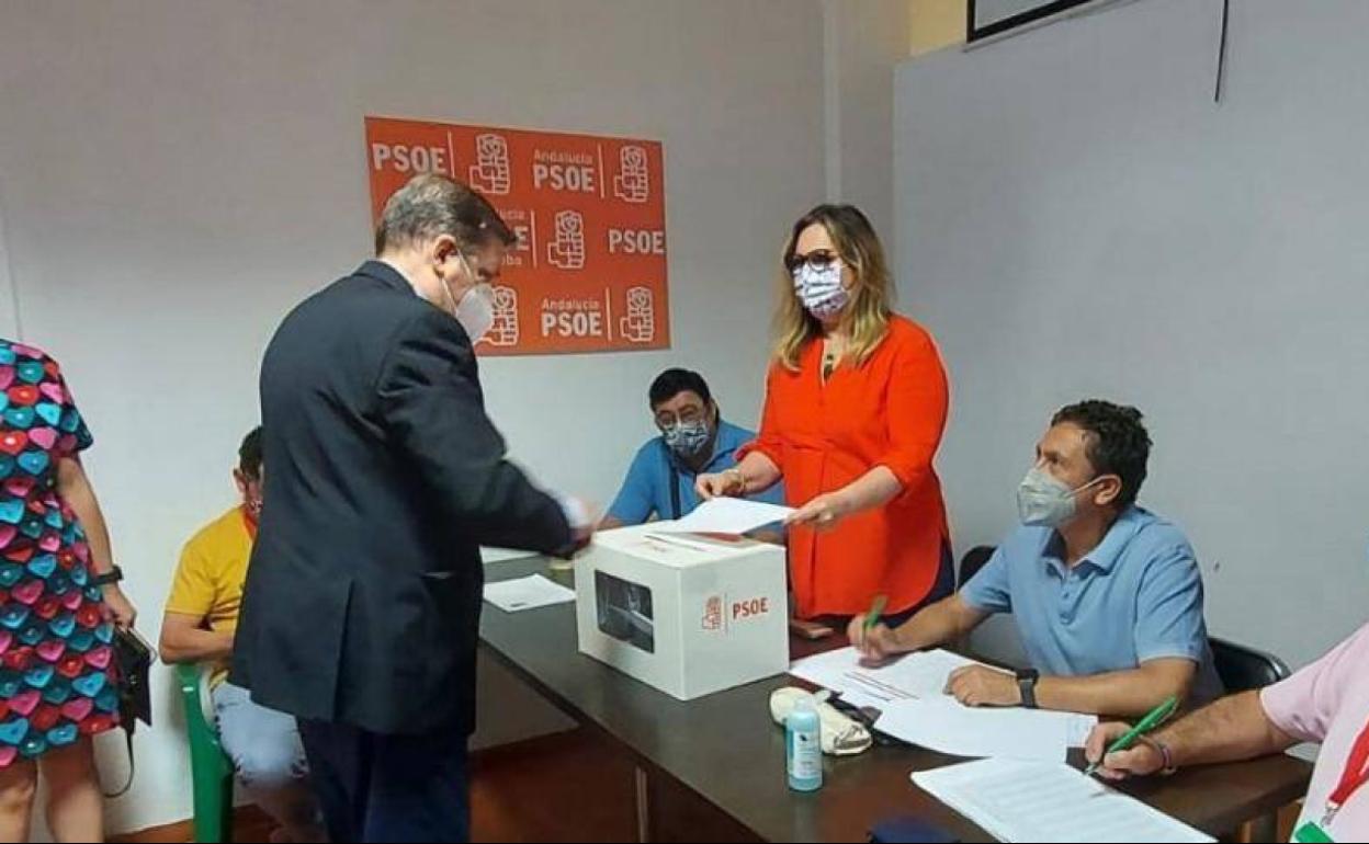 El ministro de el ministro de Agricultura, Pesca y Alimentación, Luis Planas, vota en su sede de Córdoba 