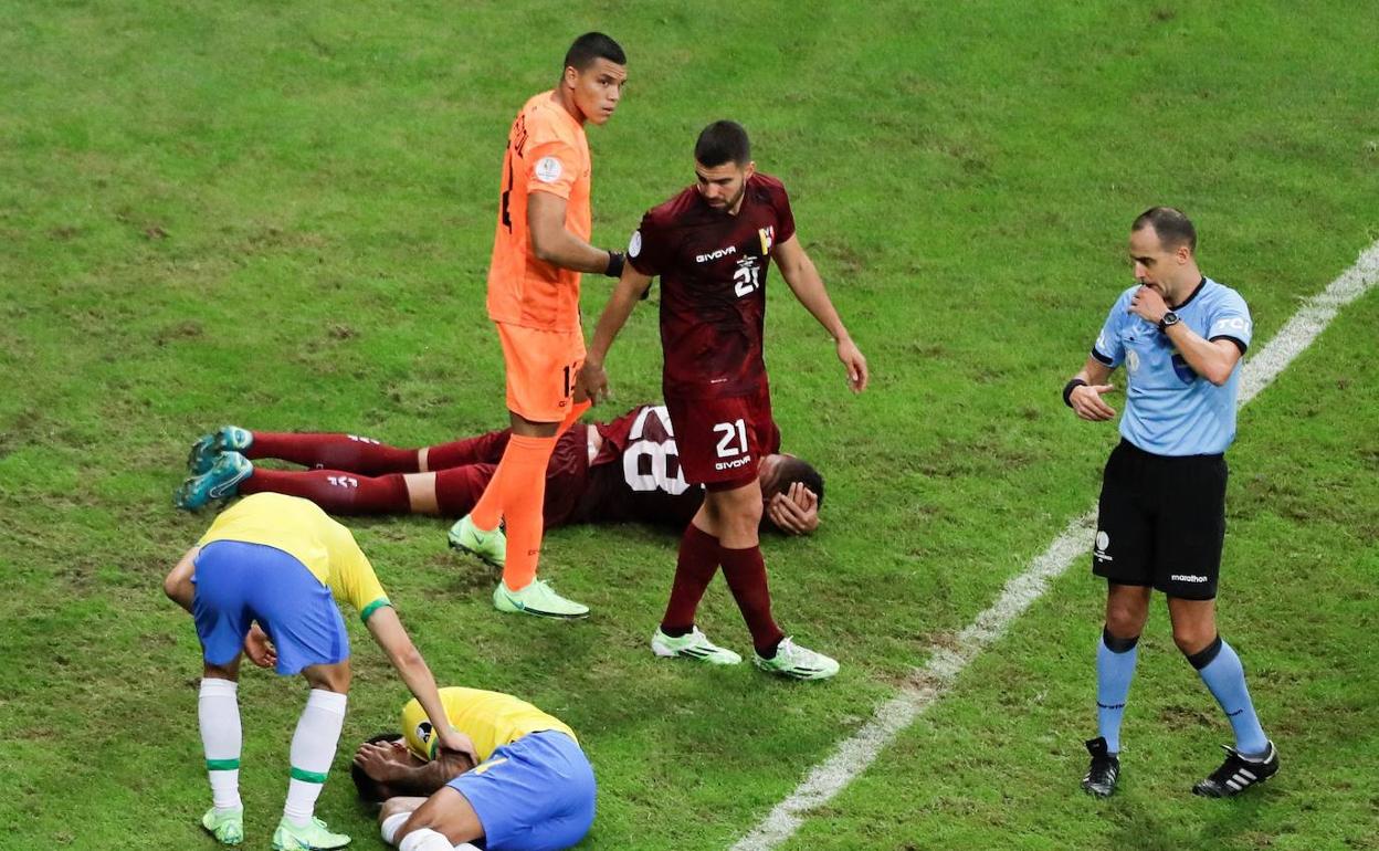 El jugador del Málaga, Alexander González, en el centro de la escena con el dorsal '21' de la selección de Venezuela en el partido contra Brasil en la Copa América 2021.