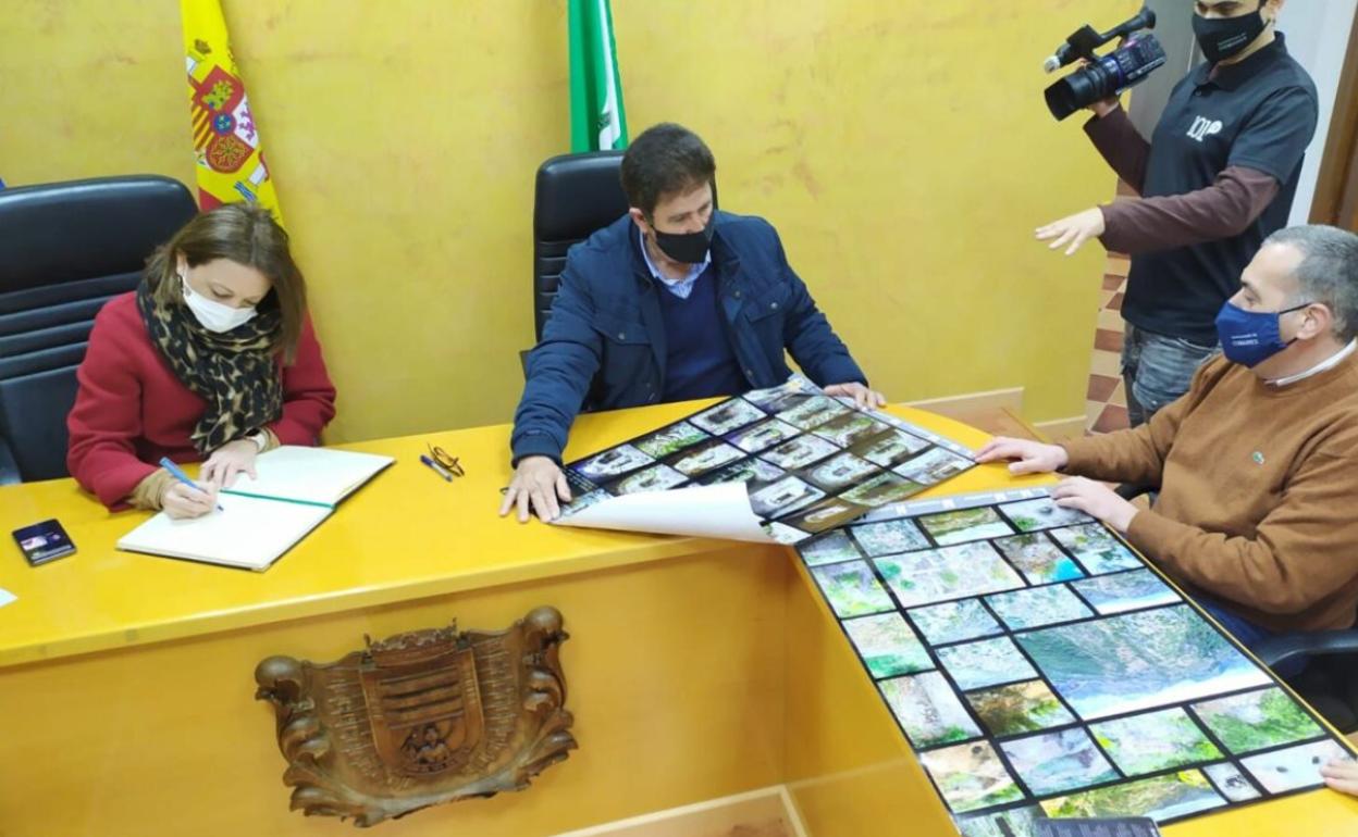 Acto de la firma del convenio en el Ayuntamiento de Comares. 