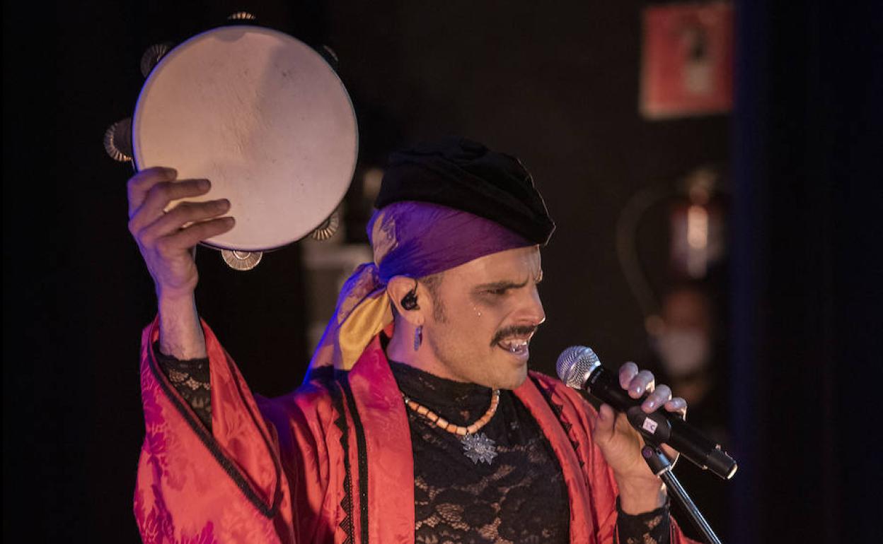 Cuevas, ataviado con capa roja, durante su actuación. 