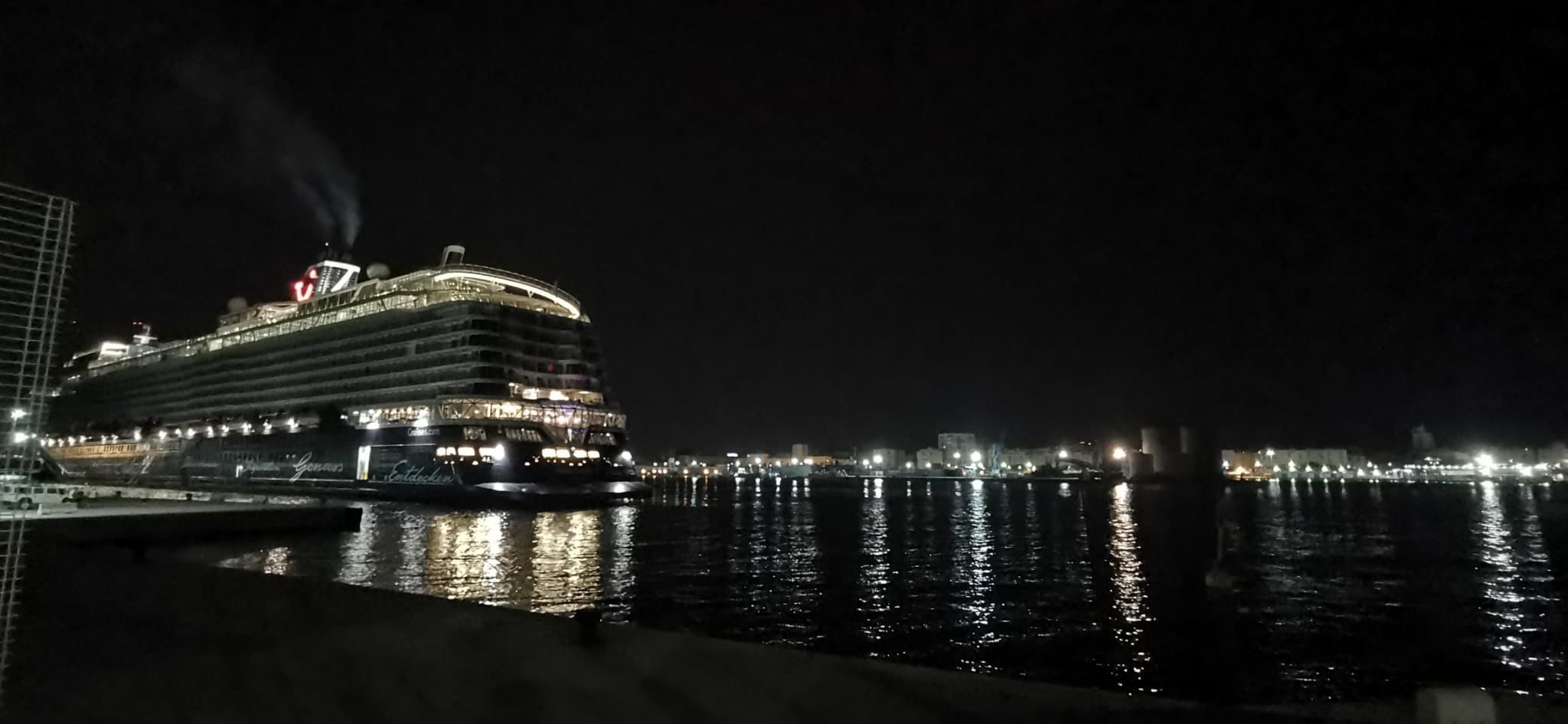 El barco ha llegado a la hora prevista, con un millar de pasajeros a bordo, y ha quedado amarrado junto a la terminal A del Puerto