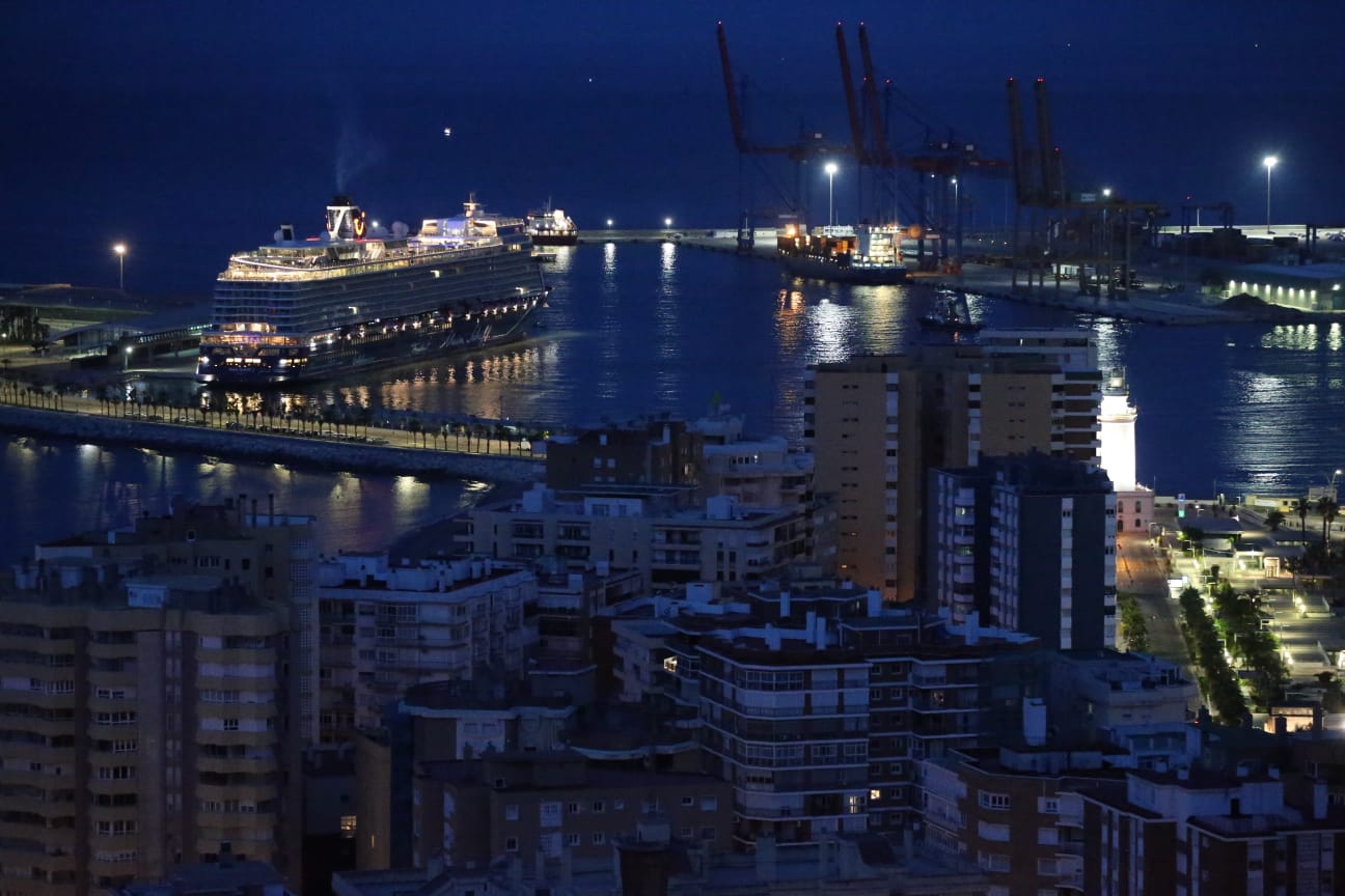 El barco ha llegado a la hora prevista, con un millar de pasajeros a bordo, y ha quedado amarrado junto a la terminal A del Puerto