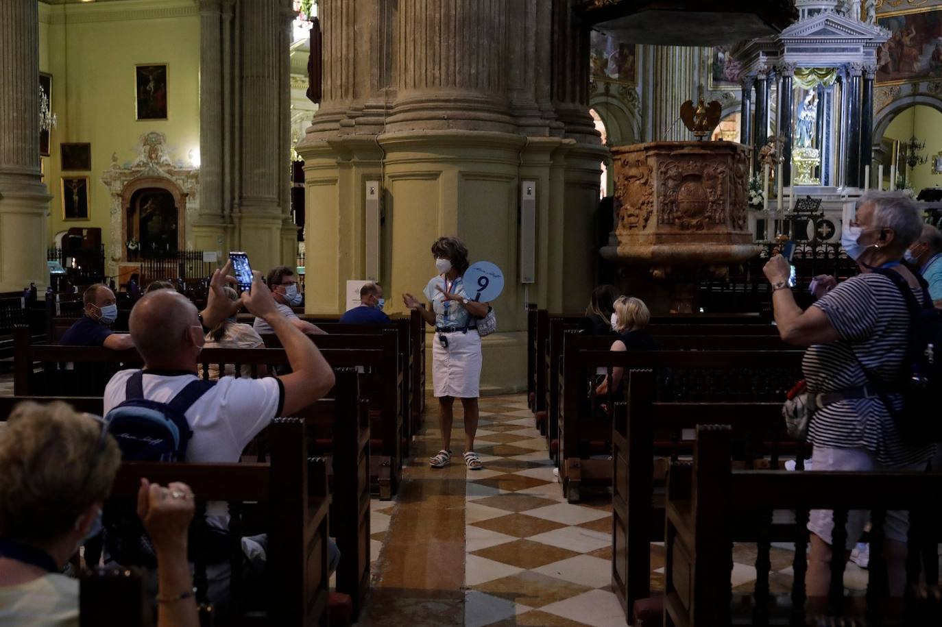 Cruceristas, en una visita guiada por el centro de Málaga 