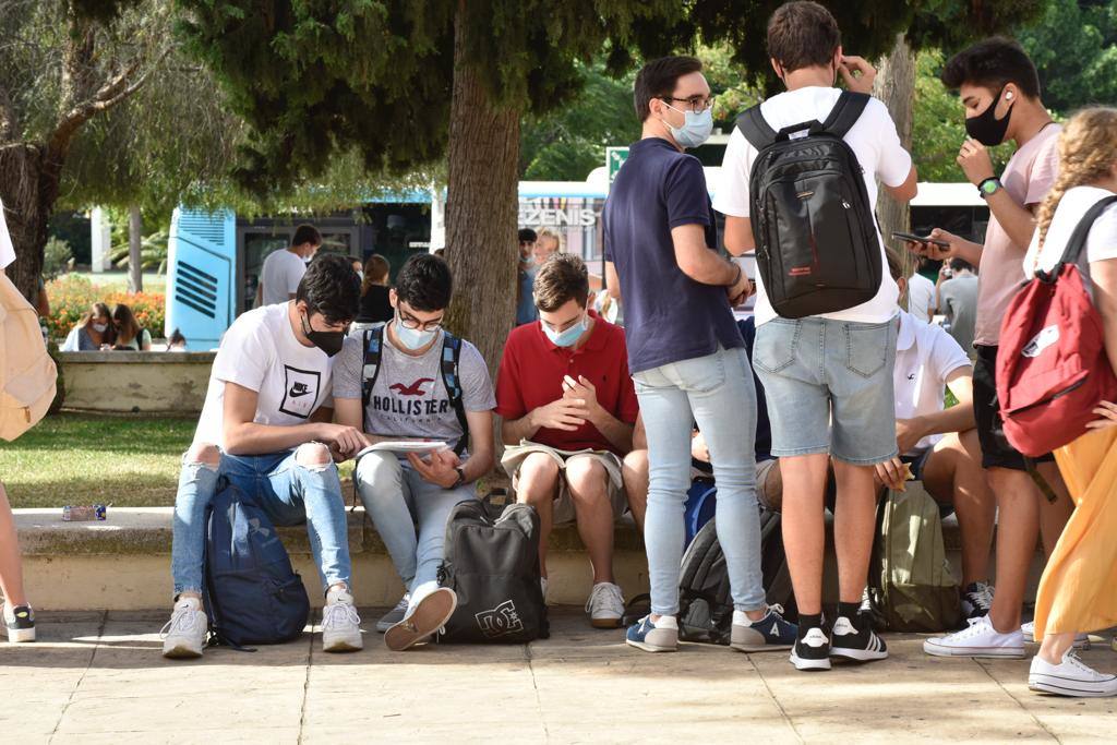 Algunos de los estudiantes que se examinaron en el campus de Teatinos 