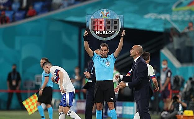 Rapallini ejerció de cuarto árbitro en el Rusia-Bélgica del sábado. 