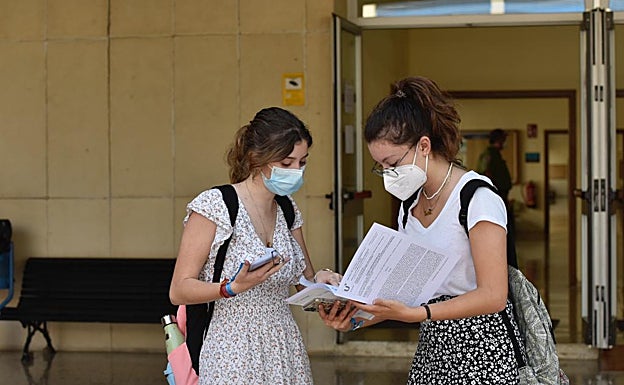 Unas jóvenes comprueban el examen de Lengua, el primero de esta mañana. 