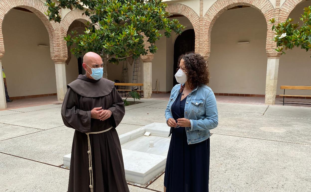La concejala de Cultura, en una visita reciente al convento franciscano. 