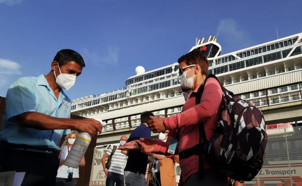 Pasajeros del el primer crucero con escalas nacionales de la Península