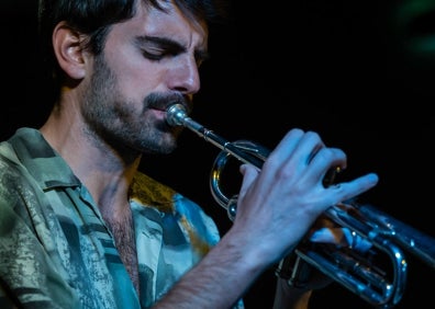 Imagen secundaria 1 - El malagueño Nacho Loring, durante varios conciertos. A la derecha, portada de su nuevo disco.