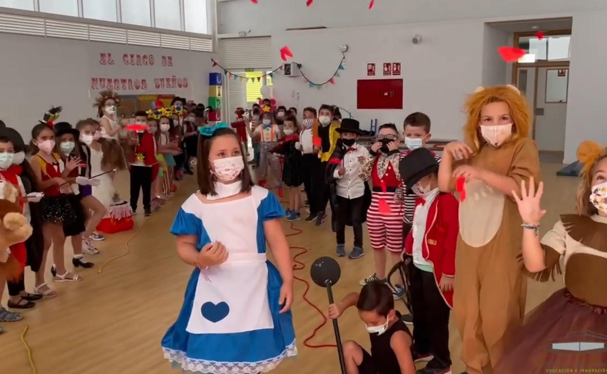 En el vídeo ha participado toda la comunidad educativa del CEIP Flor de Azahar.